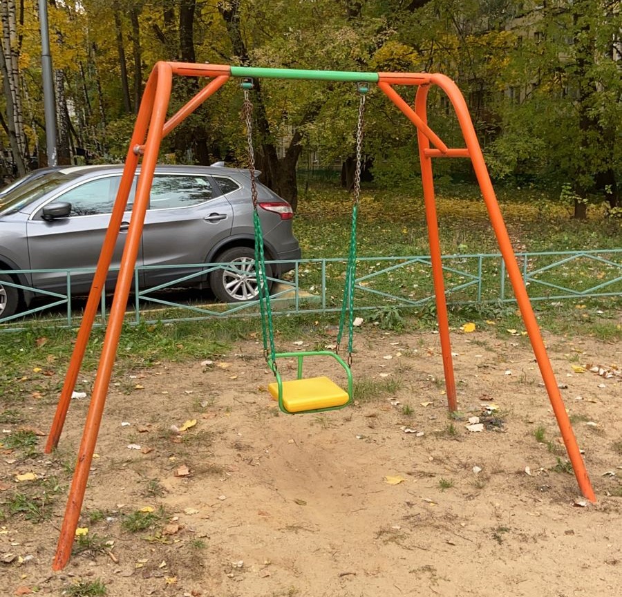Качели детской площадки на Онежской находятся в исправном состоянии